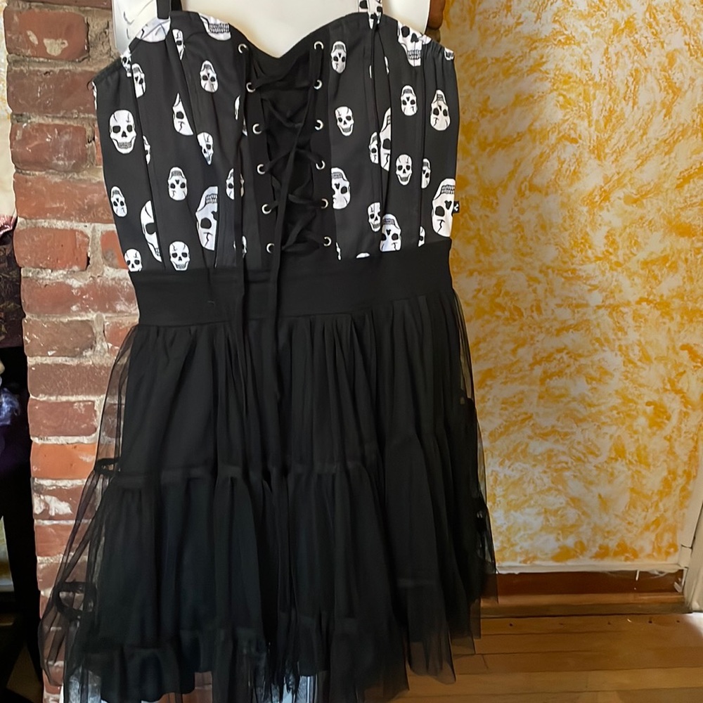 NEW WITH TAGS Adorable corset style dress from Hot Topic with skulls and tulle